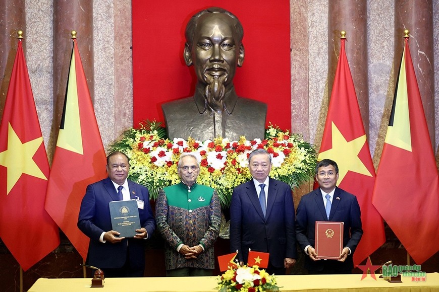 Chủ tịch nước Tô Lâm và Tổng thống Timor-Leste José Ramos-Horta chứng kiến lễ ký hiệp định miễn thị thực cho công dân hai nước. 