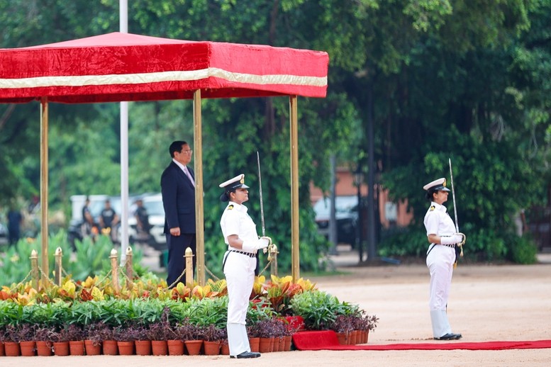 Vụ trưởng Vụ Lễ tân Ấn Độ mời Thủ tướng Chính phủ lên bục danh dự. Quân nhạc cử quốc thiều hai nước. (Ảnh: Báo Chính phủ)