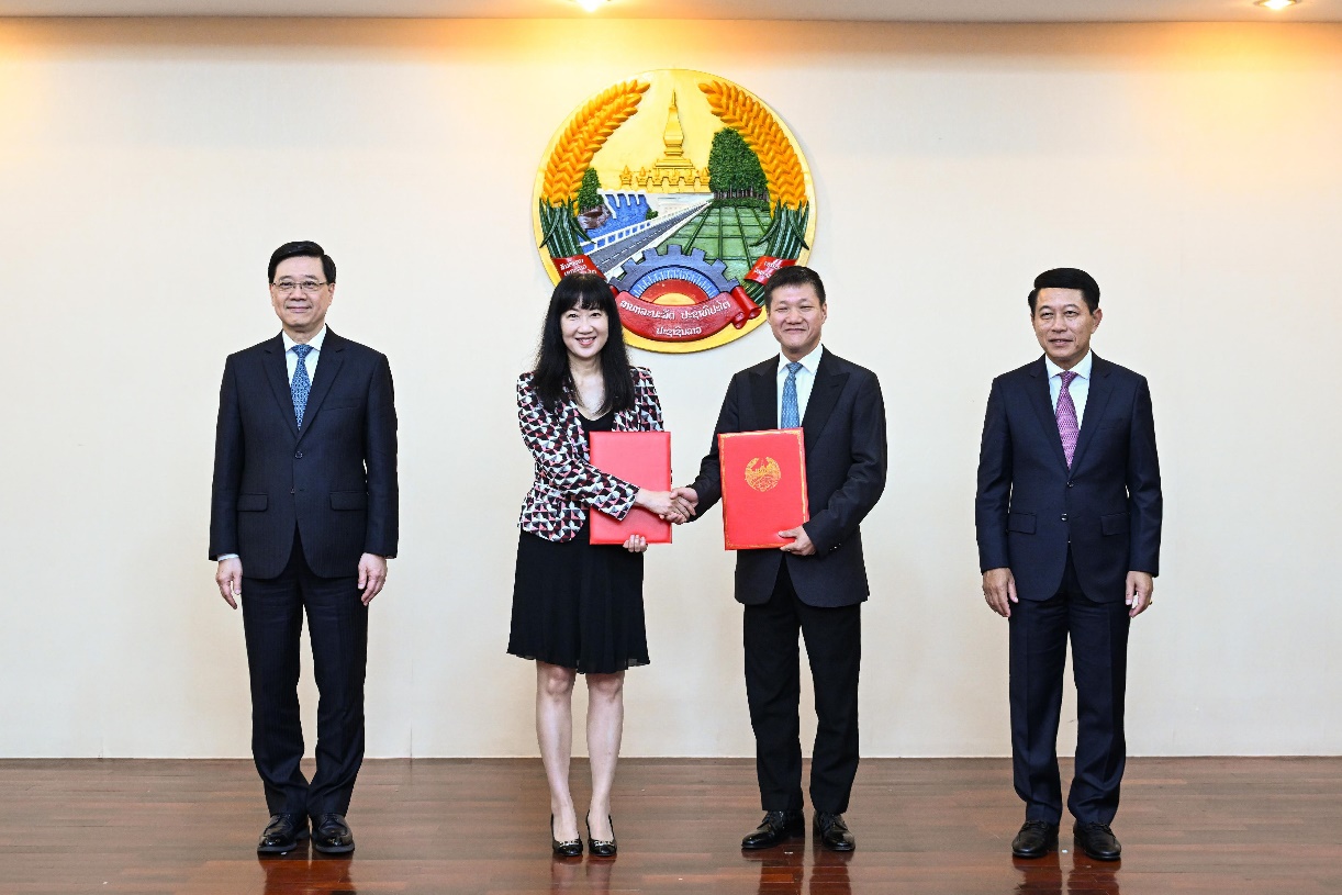 Mr Lee (first left) and Laos Deputy Prime Minister and Foreign Affairs Minister Saleumxay Kommasith (first right) witness the exchange of memoranda of understanding by organisations and enterprises of Hong Kong and Laos.