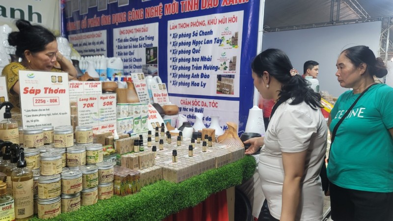 Nhiều sản phẩm khuyến mại được giới thiệu tới tay người tiêu dùng Hà Nội (Ảnh: T.L). Nhiều sản phẩm khuyến mại được giới thiệu tới tay người tiêu dùng Hà Nội (Ảnh: T.L).