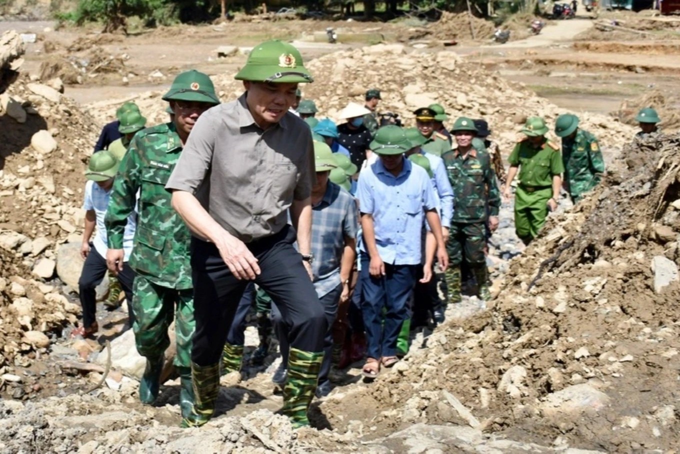 Đoàn công tác của Chính phủ do Phó Thủ tướng Trần Lưu Quang làm trưởng đoàn, di chuyển đến từng địa điểm xảy ra lũ quét ở Điện Biên (Ảnh: Dân Trí)