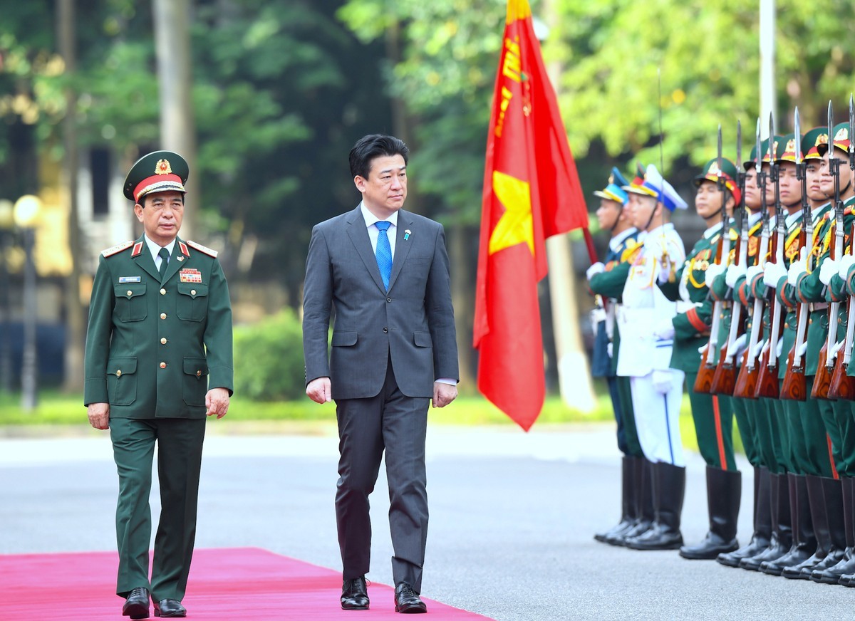 Đại tướng, Bộ trưởng Quốc phòng Phan Văn Giang đón Bộ trưởng Quốc phòng Nhật Bản Kihara Minoru. Ảnh: