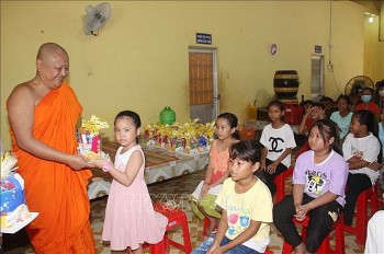 Rộn ràng các lớp học chữ Khmer dịp hè