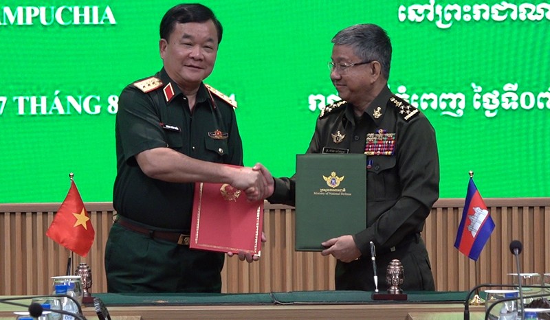 Thượng tướng Hoàng Xuân Chiến và Đại tướng Chay Saing Yun ký kết, trao đổi Biên bản Đối thoại Chính sách quốc phòng Việt Nam - Campuchia lần thứ 7. (Ảnh: mod.gov.vn)