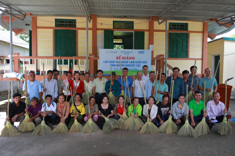 Quảng Trị: Người khuyết tật dân tộc thiểu số miền núi vươn lên độc lập tài chính cho bản thân nhờ nghề thủ công