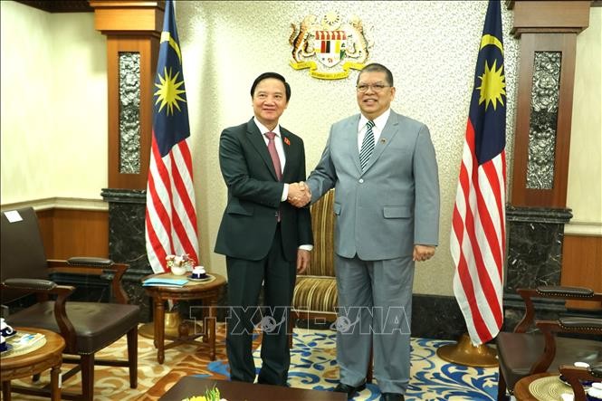 Chủ tịch Hạ viện Malaysia Tan Sri Dato’ Johari Bin Abdul (bên phải) tiếp Phó Chủ tịch Quốc hội Nguyễn Khắc Định.