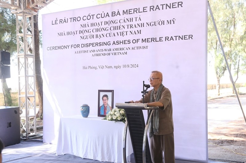 Giáo sư Ngô Thanh Nhàn (chồng bà Merle Ratner) thay mặt gia đình bày tỏ cảm ơn và trân trọng đối với tình cảm của Đảng, Nhà nước và nhân dân Việt Nam dành cho bà Merle. (Ảnh: Minh Thu/TTXVN)