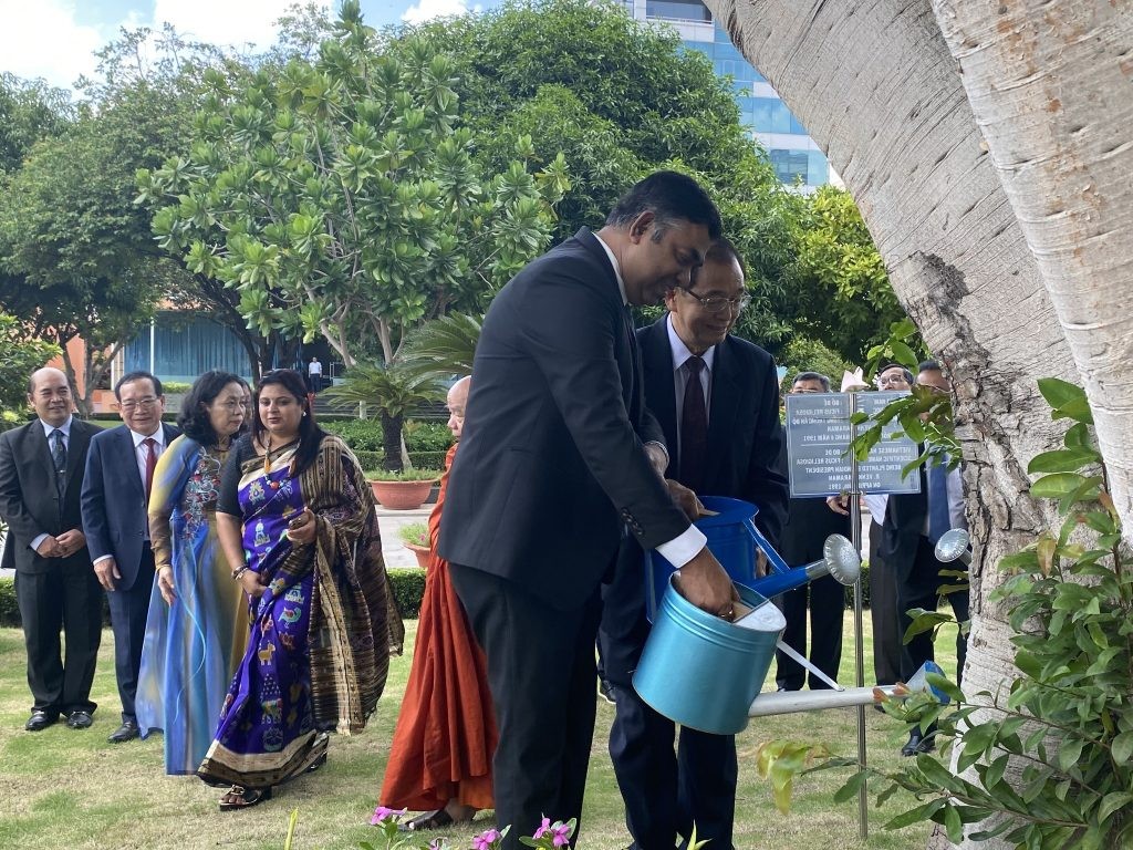 Ông Huỳnh Thành Lập, Chủ tịch Hội hữu nghị Việt Nam – Ấn Độ TPHCM và ông Madan Mohan Sethi, Tổng Lãnh sự Cộng hòa Ấn Độ tại TPHCM thăm lại cây bồ đề