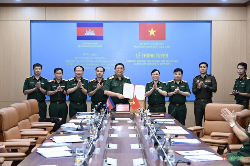 Thượng tướng Huỳnh Chiến Thắng ký biên bản lễ thông tuyến đường dây nóng giữa quân đội hai nước Việt Nam-Campuchia. Ảnh: VIỆT TRUNG