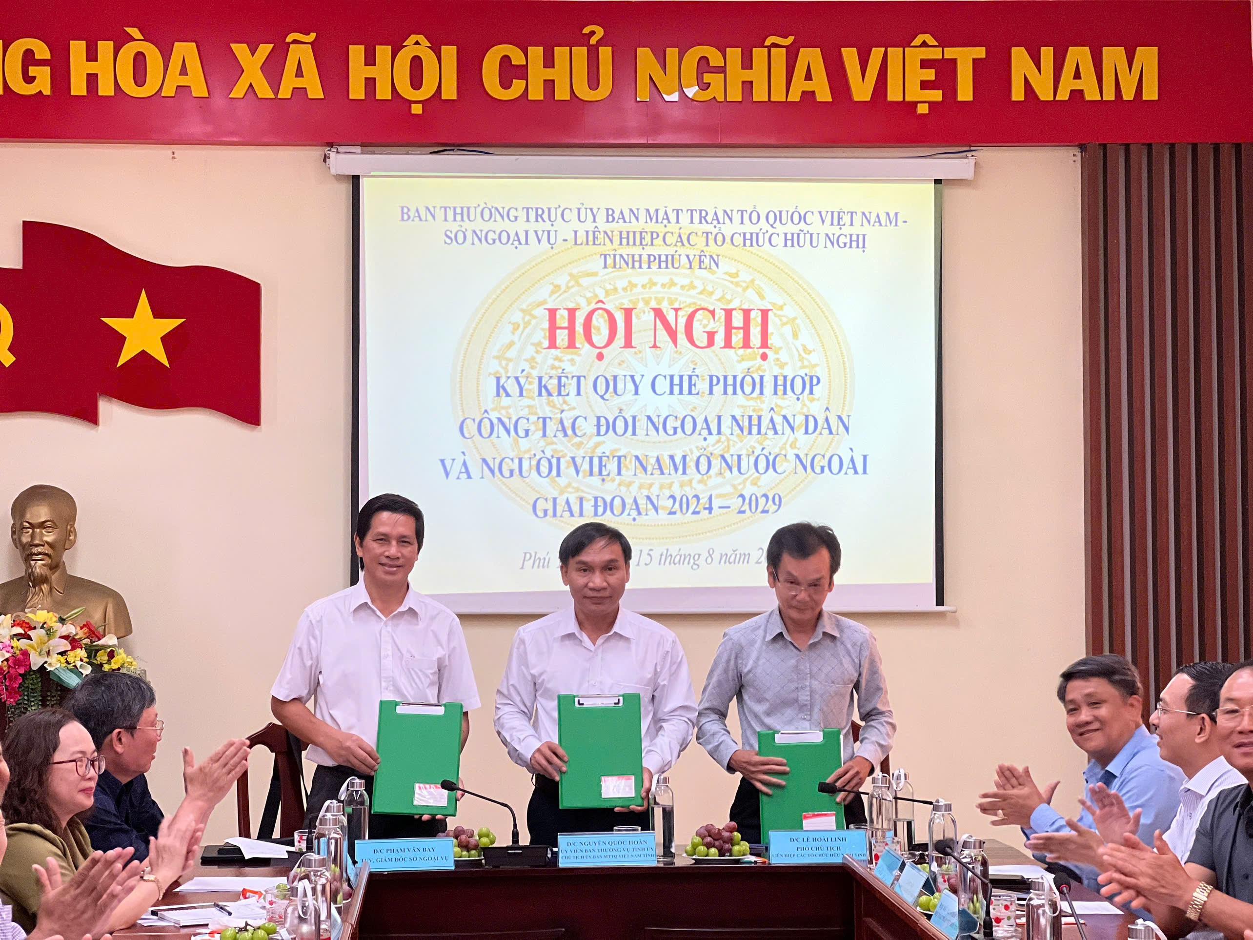 Đại diện Lãnh đạo ba cơ quan ký kết Quy chế phối hợp thực hiện công tác đối ngoại nhân dân và người Việt Nam ở nước ngoài. (Ảnh: Sở Ngoại vụ tỉnh Phú Yên)