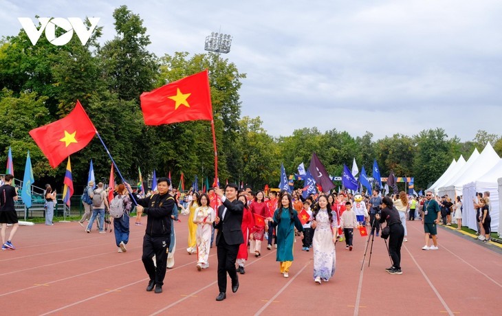 Đoàn Việt Nam tham gia diễu hành