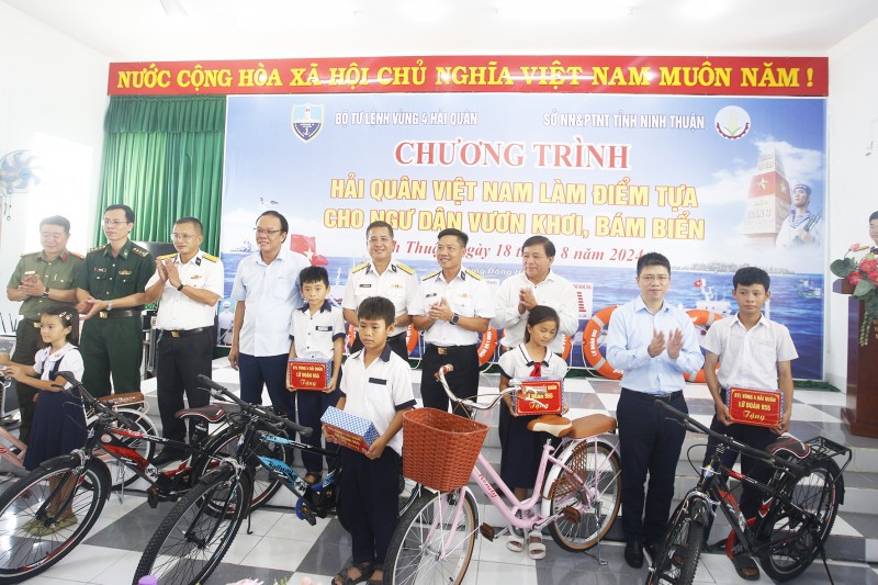 5.	Trao quà tặng và xe đạp cho các học sinh vượt khó học giỏi của xã Thanh Hải