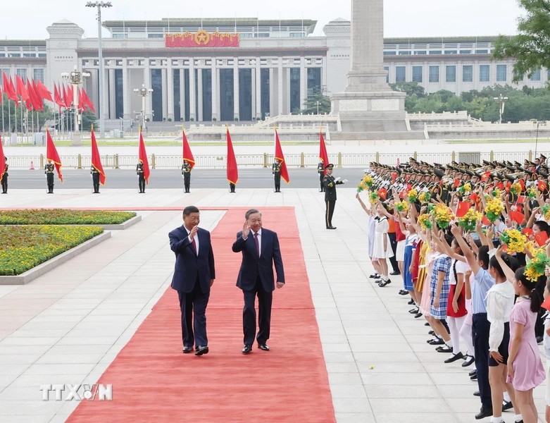 Tổng Bí thư, Chủ tịch nước Tô Lâm và Tổng Bí thư, Chủ tịch nước Trung Quốc Tập Cận Bình vẫy tay chào các cháu thiếu nhi. (Ảnh: TTXVN)