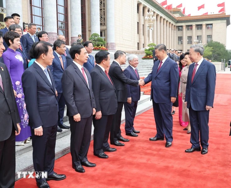 Tổng Bí thư, Chủ tịch nước Trung Quốc Tập Cận Bình bắt tay các thành viên chính thức Đoàn cấp cao Việt Nam tại Lễ đón. (Ảnh: TTXVN)