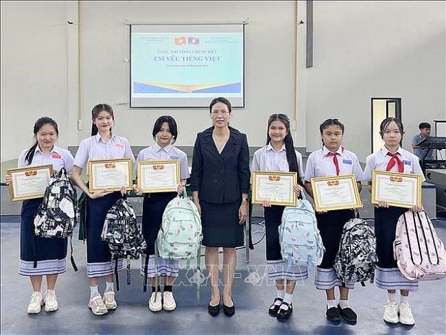 30 học sinh tham gia cuộc thi “Em yêu tiếng Việt” tại Lào