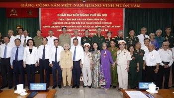 lanh dao ha noi tri an nguoi co cong tieu bieu cua thanh pho ho chi minh