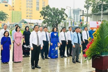 Đoàn đại biểu Thủ đô Hà Nội dâng hương tưởng niệm Chủ tịch Hồ Chí Minh