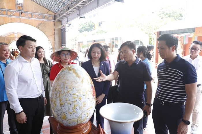 Phó Chủ tịch UBND Thành phố Vũ Thu Hà thăm gian trưng bày sản phầm làng nghề gốm sứ Bát Tràng