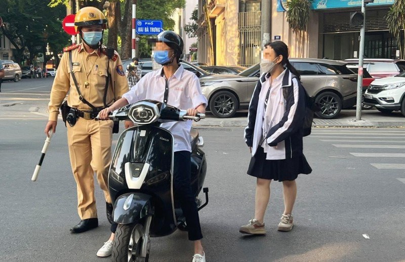 Cảnh sát giao thông (Công an thành phố Hà Nội) kiểm tra một trường hợp vi phạm Luật Giao thông đường bộ (Ảnh: T.L).