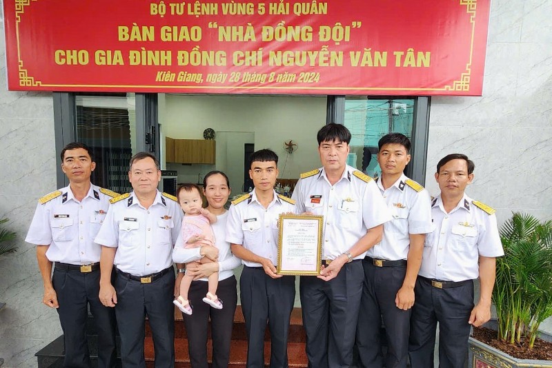 Đại tá Võ Hùng Lâm trao Quyết định bàn giao “Nhà đồng đội” cho gia đình Thượng úy quân nhân chuyên nghiệp Nguyễn Văn Tân.