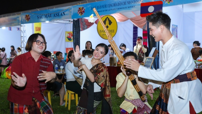 Ngày hội văn hóa hữu nghị "Sắc màu ASEAN": Sôi động, hấp dẫn, đậm đà bản sắc văn hóa dân tộc