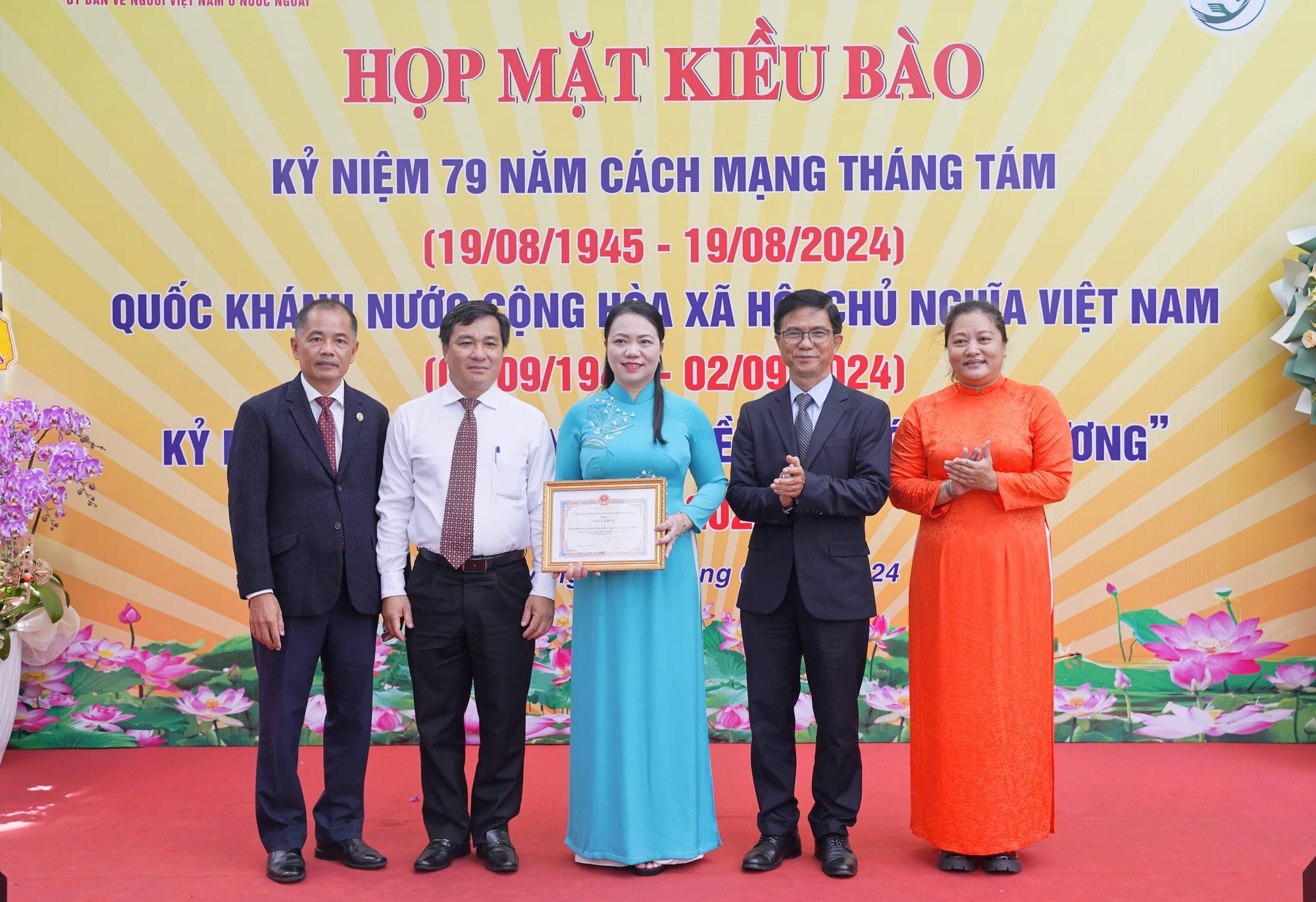 Đại diện lãnh đạo kiều bào trao khen thưởng các cá nhân, tập thể đã có đóng góp trong 15 năm hình thành và phát triển của Bản tin Kiều bào với quê hương. Ảnh: