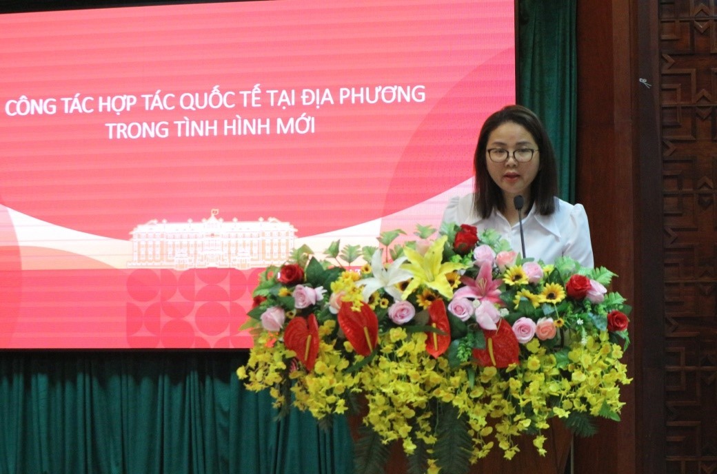 Trần Thị Thu Thìn, Phó Cục trưởng Cục Ngoại vụ, Bộ Ngoại giao báo cáo chuyên đề tại hội nghị ở Đắk Lắk. (Ảnh: vpubnd.daklak.gov.vn)