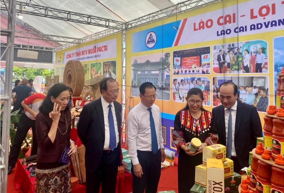 Chủ tịch Hội hữu nghị Việt Nam - Thái Lan Nguyễn Văn Thành cùng Đại sứ Thái Lan tại Việt Nam Urawadee Sriphiromya và ông Vũ Xuân Cường, Phó Bí thư Tỉnh ủy, Chủ tịch HĐND tỉnh Lào Cai tại gian hàng sản phẩm nông sản chất lượng cao của tỉnh Lào Cai.