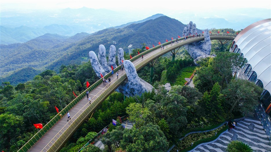 Nhân dịp Quốc khánh 2/9, khu du lịch Sun World Ba Na Hills không chỉ phủ kín Cầu Vàng bằng những lá cờ Tổ quốc đỏ thắm, mà còn tạo hình nhiều món ăn.