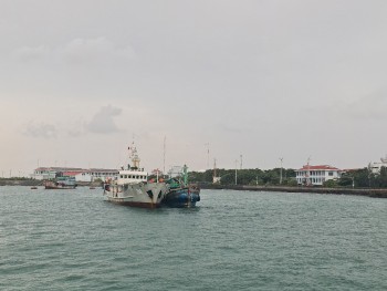 hai doan 129 cuu keo tau ca tinh binh dinh bi hong may tren bien truong sa