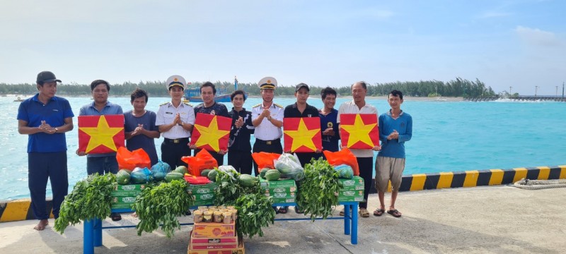 Cán bộ, chiến sĩ đảo Sinh Tồn tặng quà cho ngư dân vào tránh trú bão