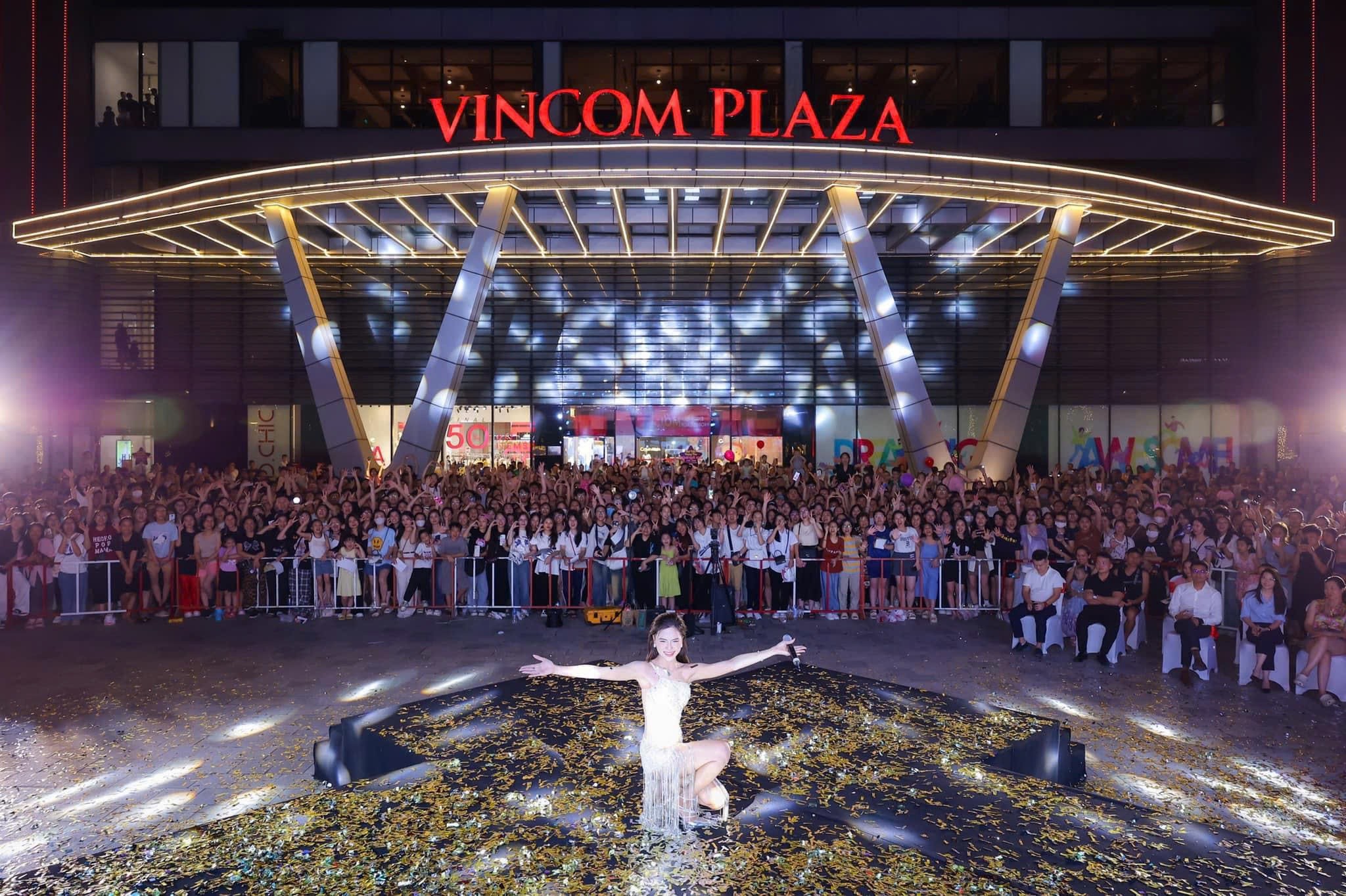 Vincom Retail là thương hiệu thuộc hệ sinh thái Vingroup, hiện đang quản lý và vận hành 87 TTTM, có mặt tại 47 tỉnh thành, dẫn đầu tại thị trường bán lẻ Việt Nam về mạng lưới và độ phủ hơn 1,83 triệu m2 mặt sàn cho thuê.