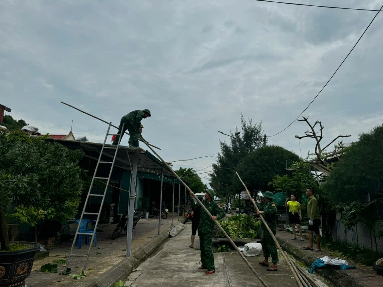 [Ảnh] Việt Nam đoàn kết căng mình chống bão Yagi