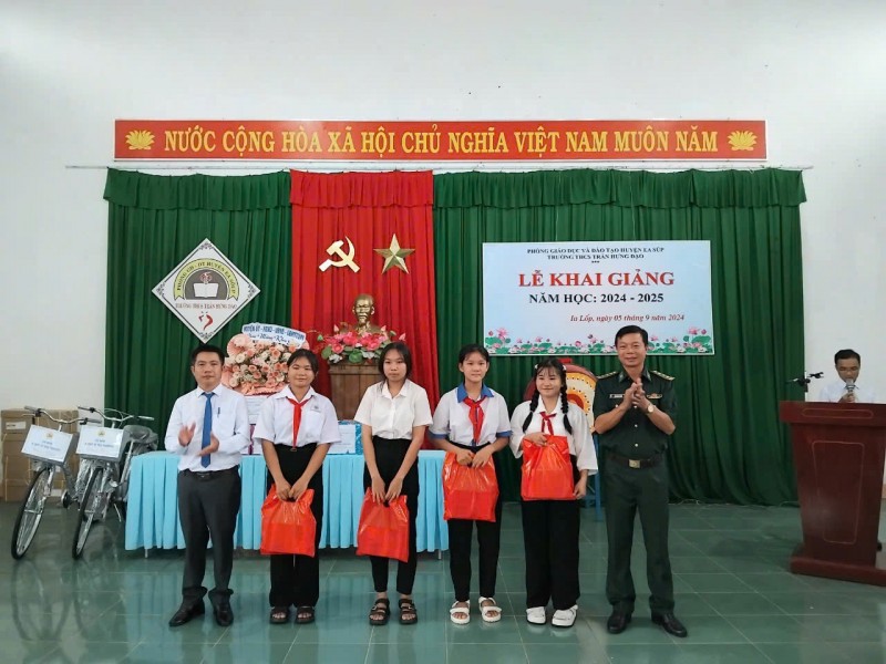 Đắk Lắk: Học sinh khó khăn ở xã biên giới được nhận hỗ trợ của bộ đội biên phòng