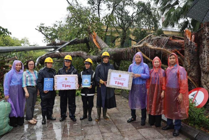 Ông Phạm Quang Thanh, Chủ tịch LĐLĐ thành phố Hà Nội tặng quà công nhân Công ty HAPULICO. (Ảnh: T.L).