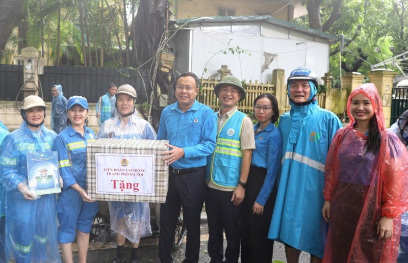 Chủ tịch LĐLĐ TP Hà Nội Phạm Quang Thanh trao quà cho các công nhân làm nhiệm vụ khắc phục hậu quả bão số 3 (Ảnh: T.L).