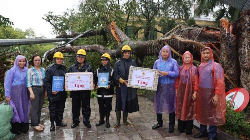 Công đoàn Hà Nội trao quà, động viên tới công nhân khắc phục hậu quả cơn bão số 3