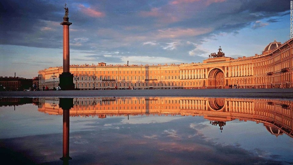 Cung điện Mùa Đông bên dòng sông Neva ở St.Petersburg (Liên bang Nga). (Ảnh: KT)