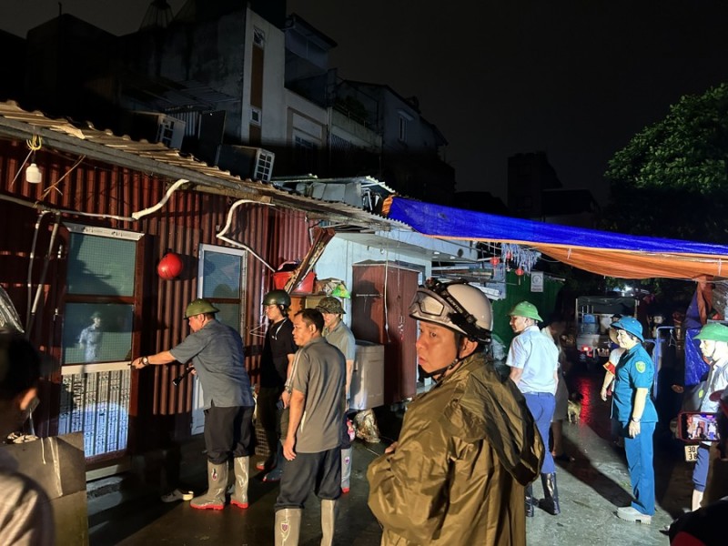 Quận Ba Đình hoàn thành di dời hơn 1.000 người dân khu vực bờ vở sông Hồng đến nơi an toàn để tránh lũ (Ảnh: T.L).