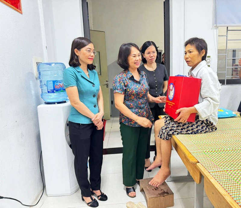 Chủ tịch MTTQ Việt Nam quận Bắc Từ Liêm Văn Thúy Hoa cùng lãnh đạo quận Bắc Từ Liêm đã kịp thời đến thăm hỏi, động viên tinh thần và tặng quà cho các hộ dân thuộc diện di dời (Ảnh: T.L).