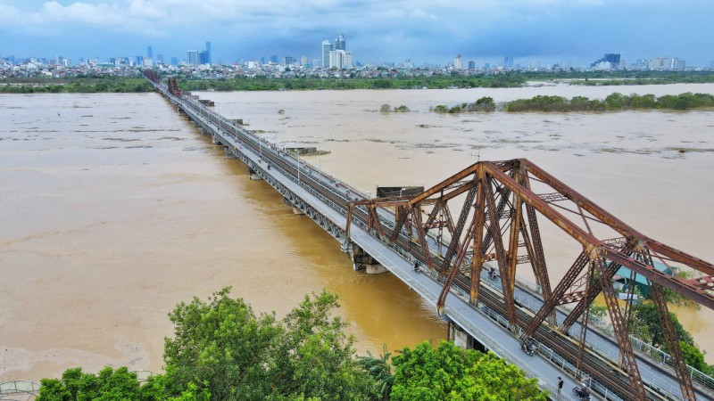 Ảnh minh hoạ: Nước dâng cao tại cầu Long Biên. 