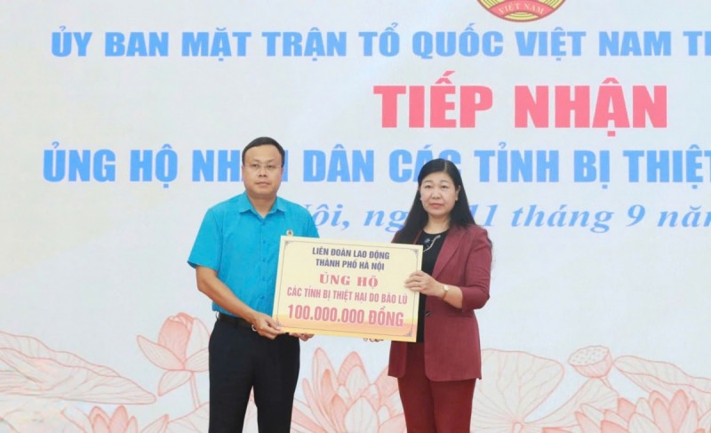 ÔngPhạm Quang Thanh - Chủ tịch LĐLĐ thành phố Hà Nội trao ủng hộ 100 triệu đồng các tỉnh bị thiệt hại do bão lũ (Ảnh: T.L).