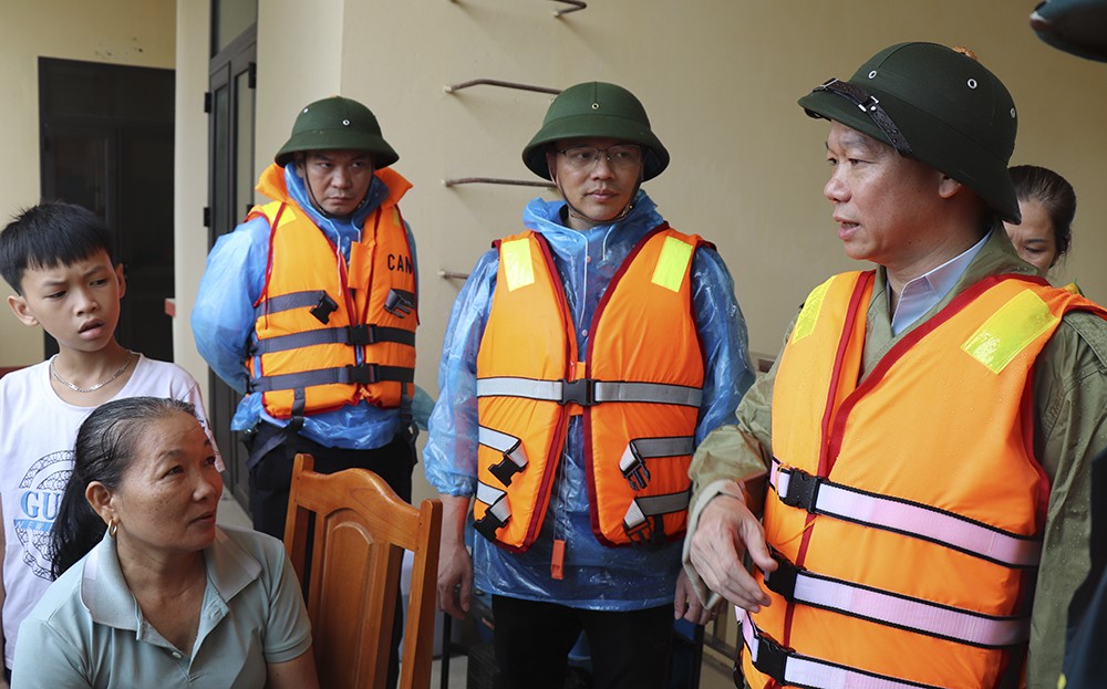 Đỗ Đức Duy yêu cầu huyện Trấn Yên làm tốt công tác chăm lo cho nhân dân, không để người dân nào bị đói, khát trong những ngày mưa lũ.