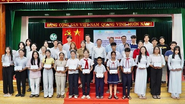 Liên hiệp các tổ chức hữu nghị Đà Nẵng trao học bổng và nhu yếu phẩm hỗ trợ người nghèo tại quận Sơn Trà