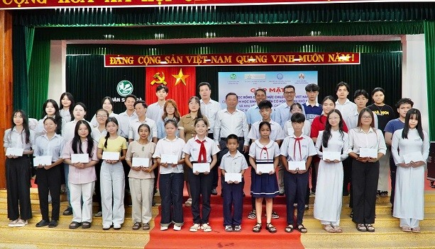 Các học sinh, sinh viên nhận học bổng của tổ chức Children of Vietnam (Mỹ)