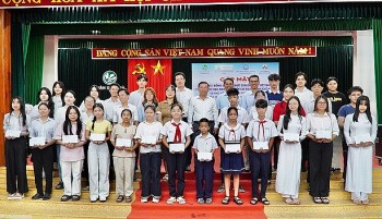 Liên hiệp các tổ chức hữu nghị Đà Nẵng trao học bổng và nhu yếu phẩm hỗ trợ người nghèo tại quận Sơn Trà