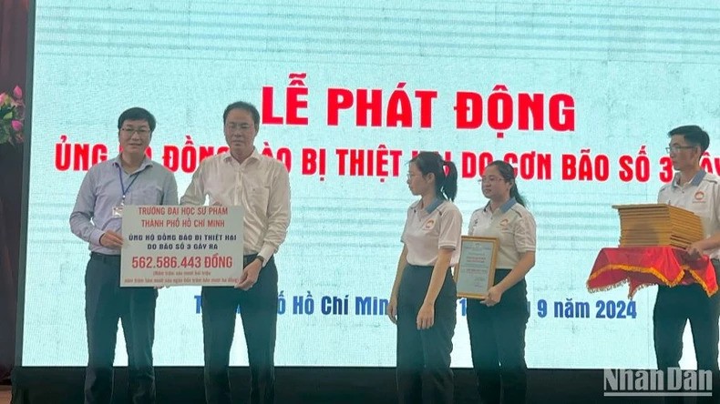 Tổng Bí thư, Chủ tịch nước Lào Thongloun Sisoulith cùng Phu nhân Naly Sisoulith dự Lễ phát động ủng hộ đồng bào các tỉnh miền bắc Việt Nam