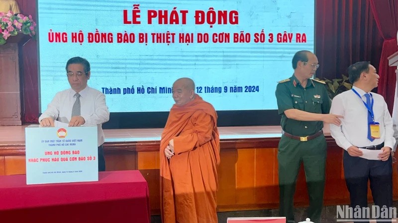 Tổng Bí thư, Chủ tịch nước Lào Thongloun Sisoulith cùng Phu nhân Naly Sisoulith dự Lễ phát động ủng hộ đồng bào các tỉnh miền bắc Việt Nam