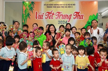 Bí thư Thành ủy Hà Nội tặng quà Trung thu cho trẻ em có hoàn cảnh khó khăn