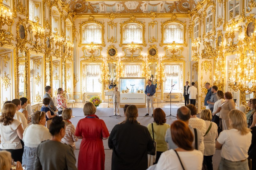 Nội thất của Cung điện mùa hè Peterhof mang sắc màu hoàng gia sang trọng. (Ảnh: peterhofmuseum.ru)